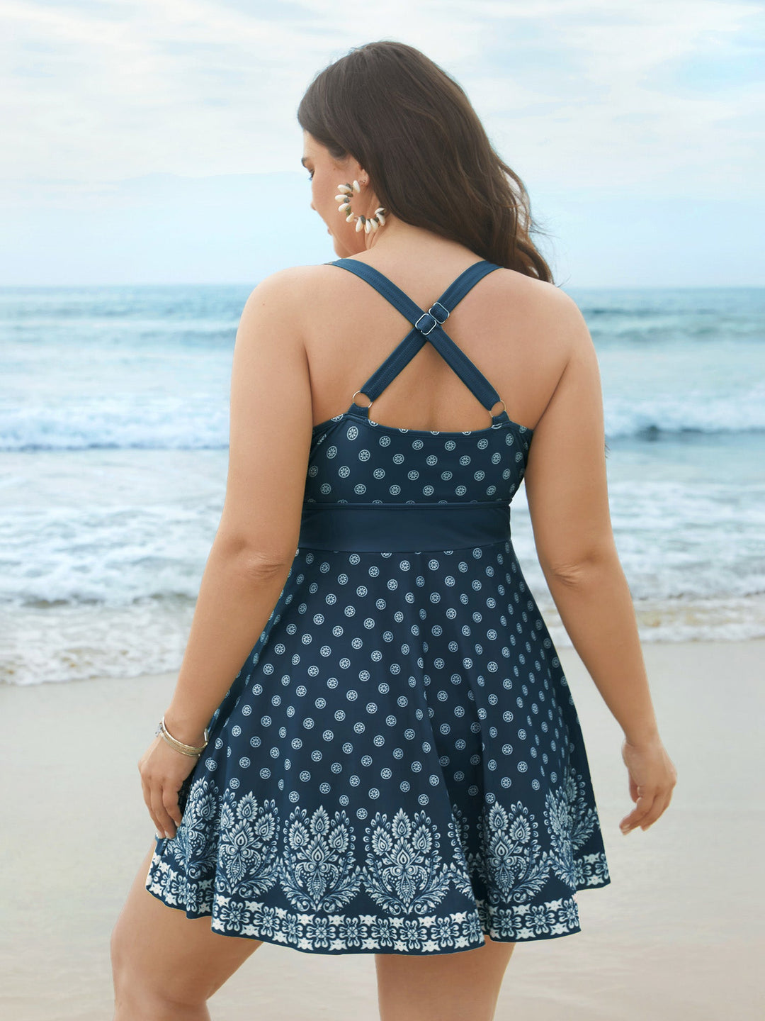 Vestido de banho com estampa boho, cintura com laço e decote cruzado