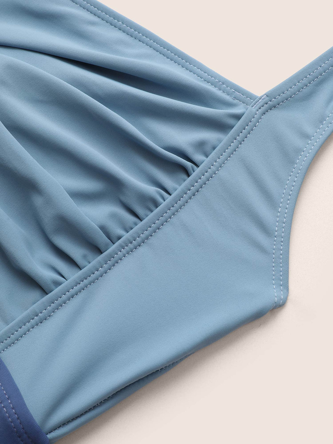 Costume intero con controllo della pancia e scollo incrociato sul davanti