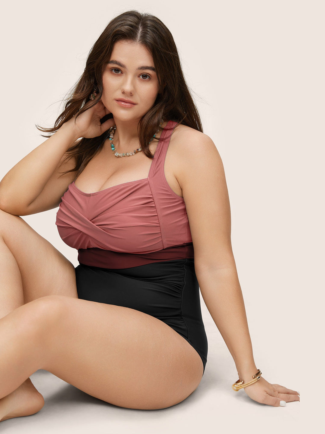 Costume intero con controllo della pancia e scollo incrociato sul davanti