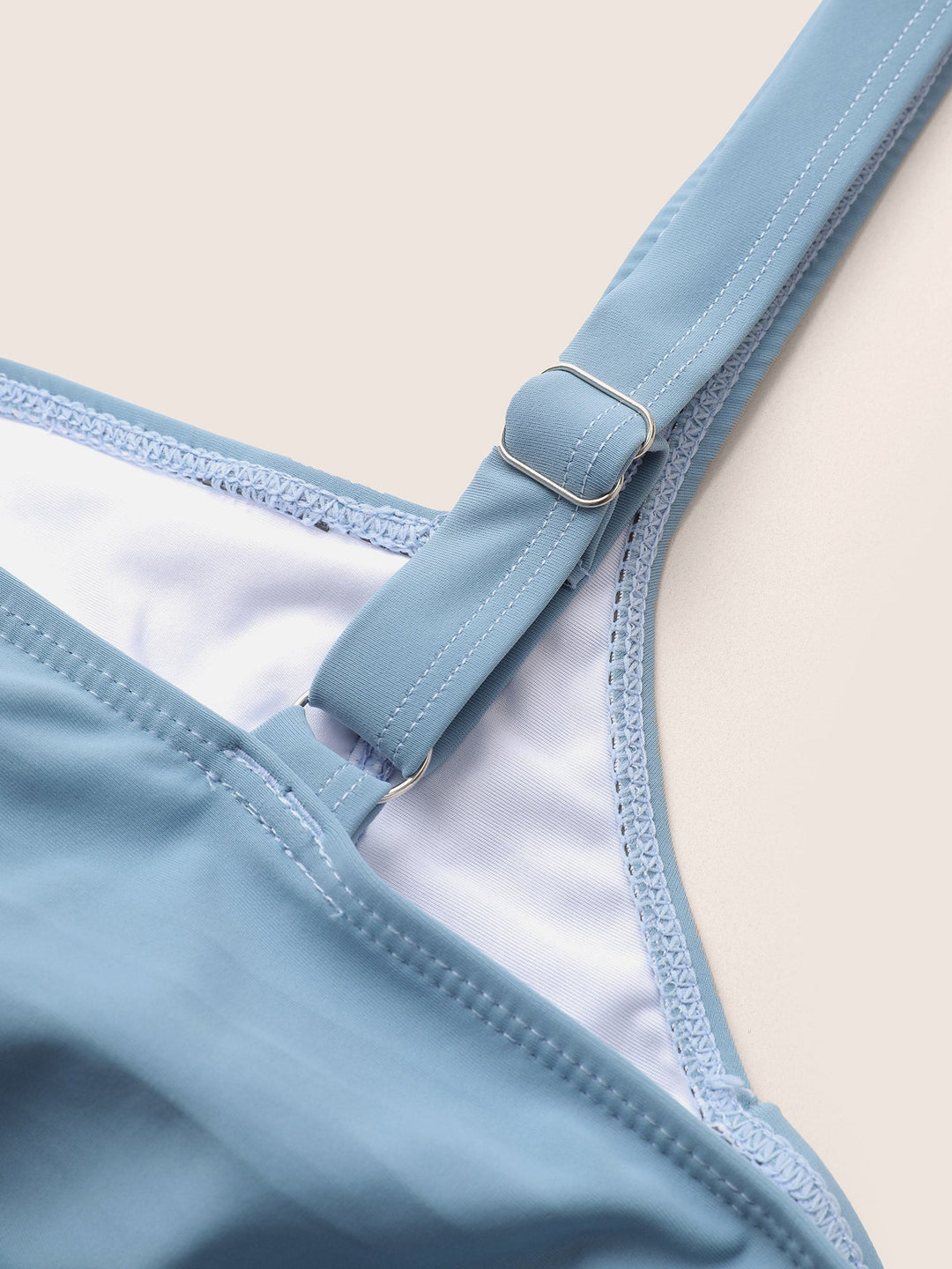 Costume intero con controllo della pancia e scollo incrociato sul davanti