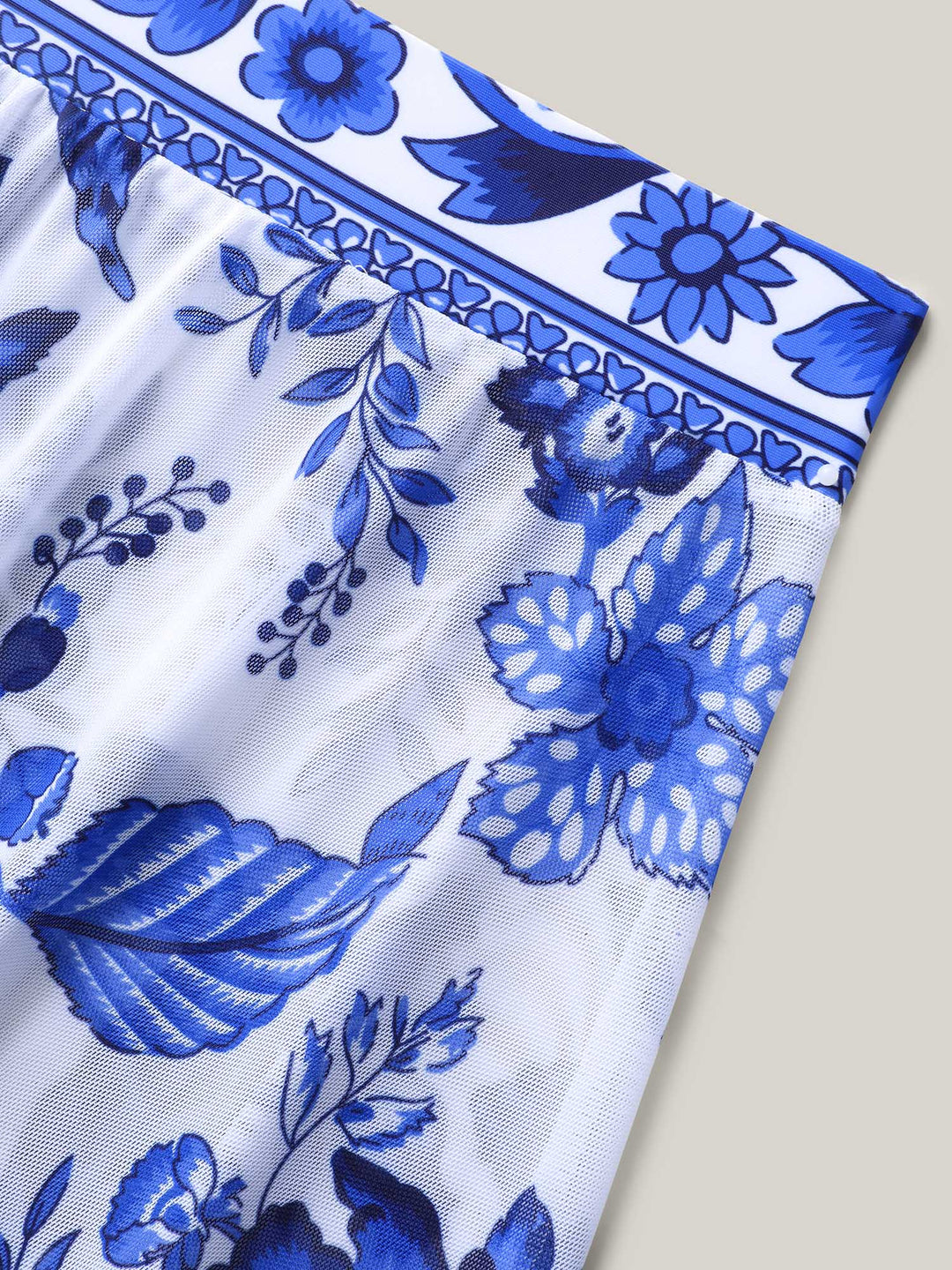 Fato de banho de duas peças com estampado floral e malha franzida, sarongue