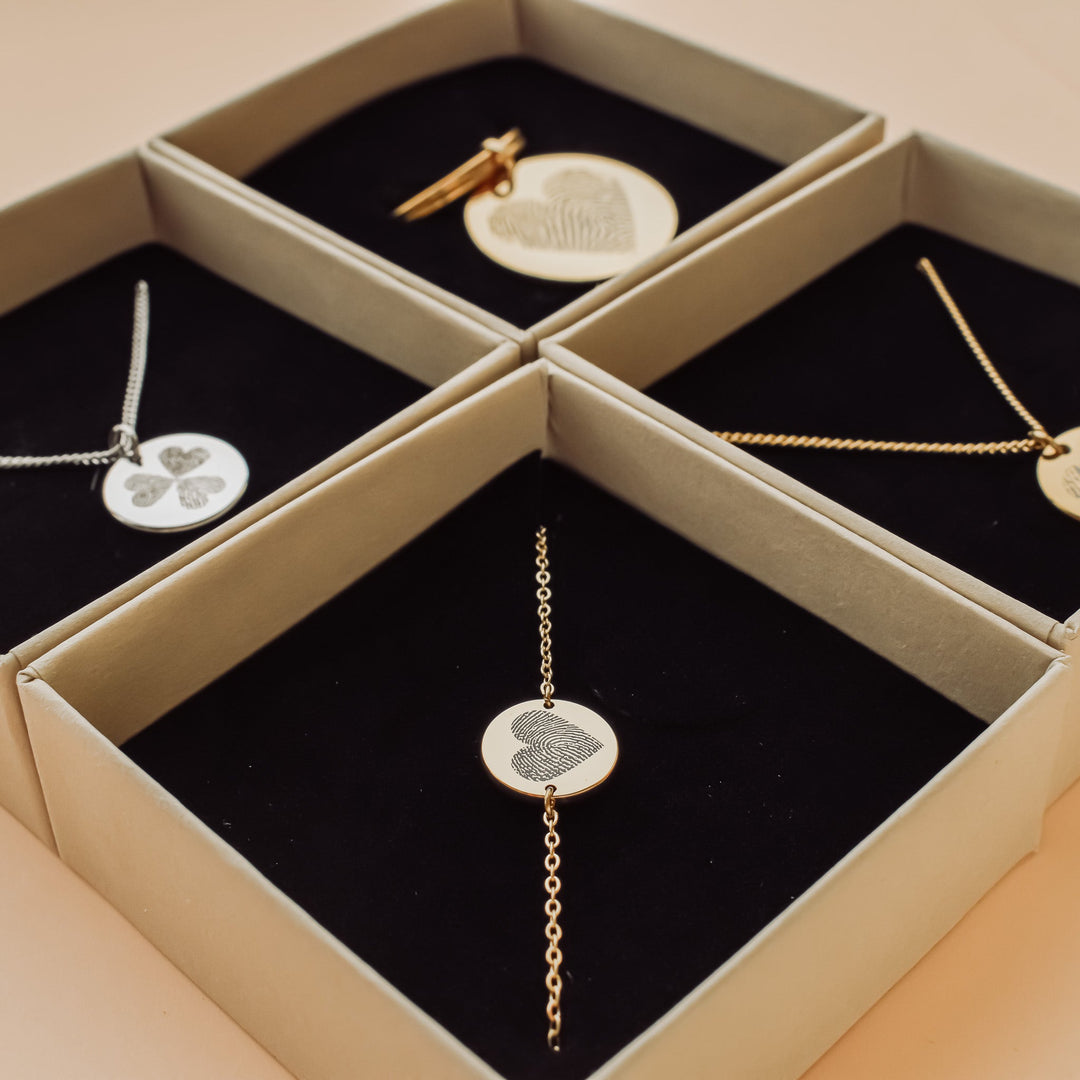 Pulseira com impressão digital em forma de coração