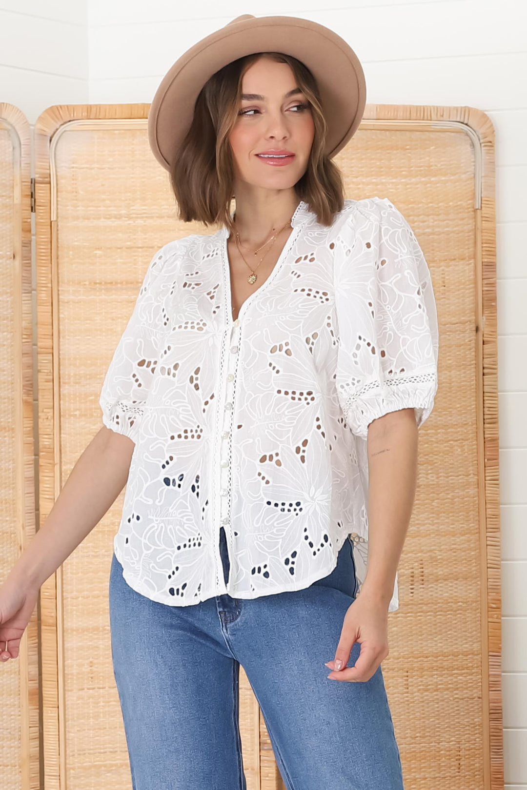 Blusa Clare - Blusa branca com botões bordados e recortes