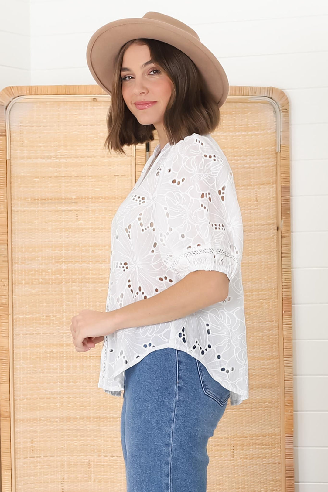 Blusa Clare - Blusa branca com botões bordados e recortes