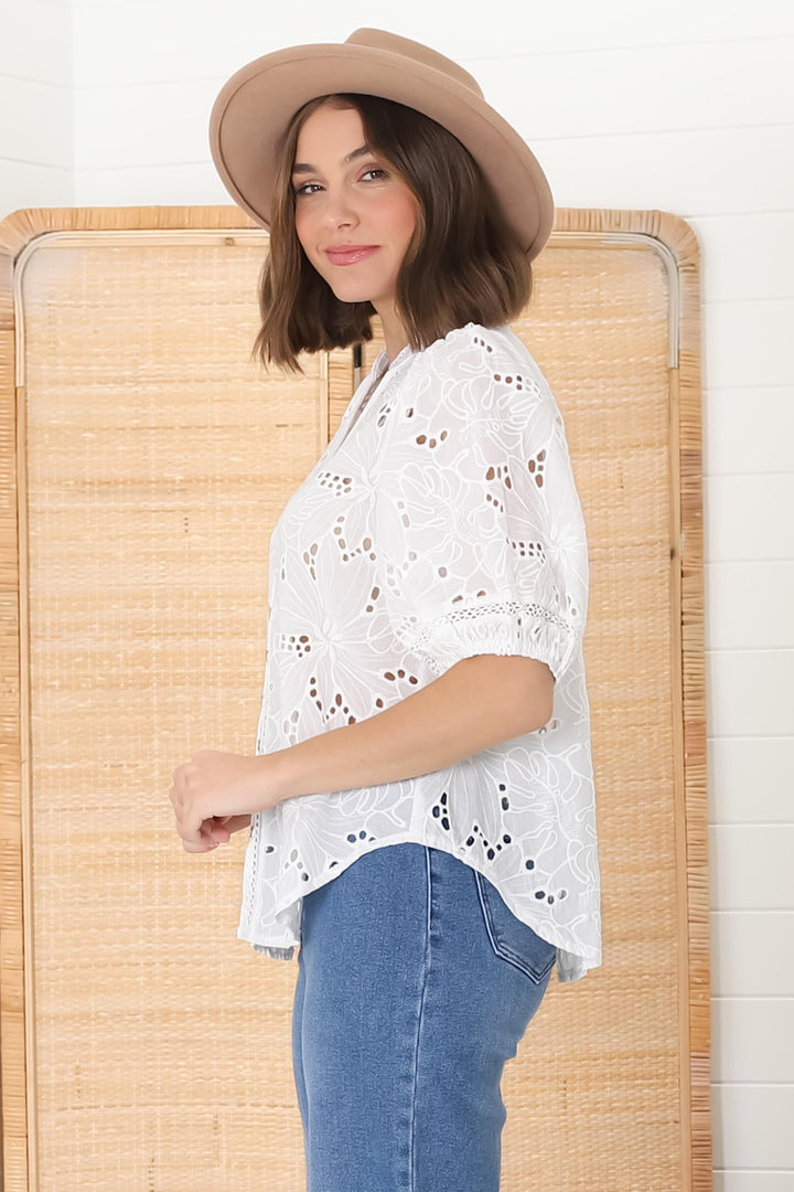 Blusa Clare - Blusa branca com botões bordados e recortes