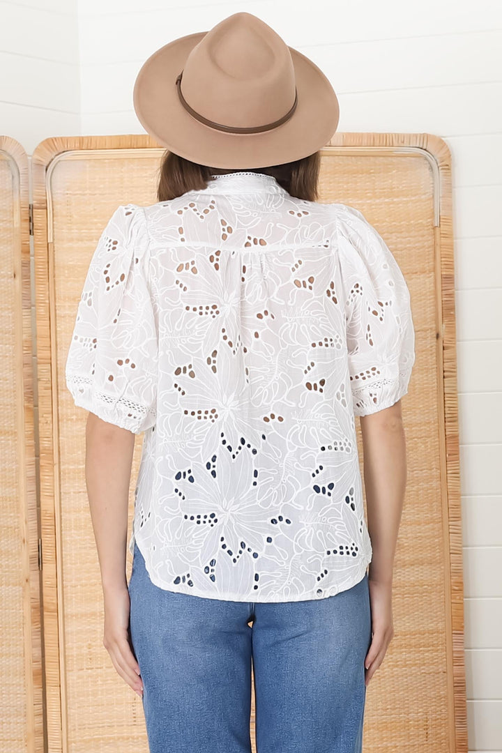 Blusa Clare - Blusa branca com botões bordados e recortes