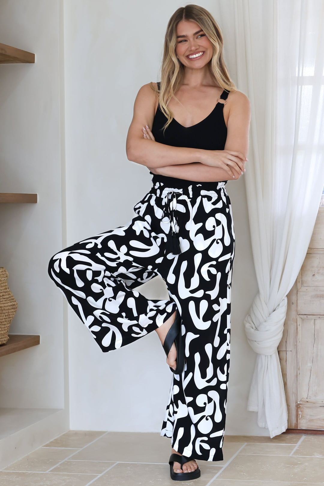 Calças Jaxie - Cintura elástica com cordão, perna larga e bolsos, em preto