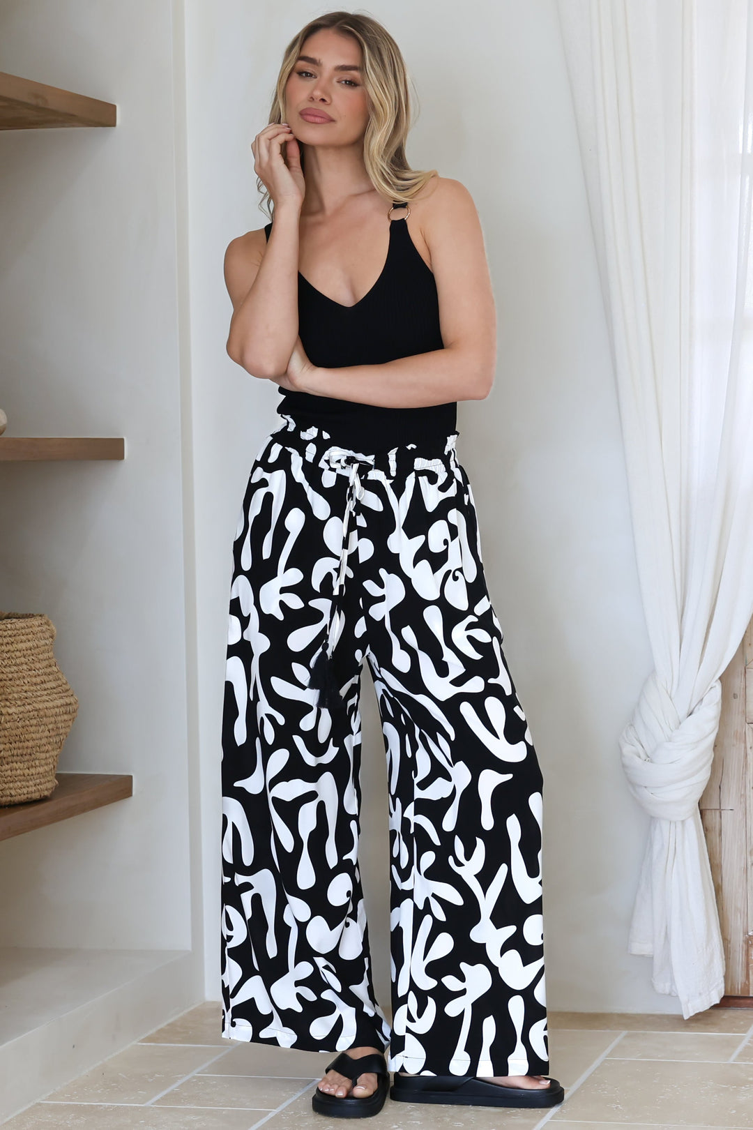 Calças Jaxie - Cintura elástica com cordão, perna larga e bolsos, em preto